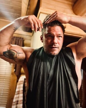 Alan Ritchson Instagram - Anybody else live so far in the sticks you have to cut your own hair before you shoot a magazine cover?? 😂😂😂

Please don’t tell anyone on set I did this! Our secret.