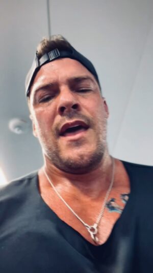 Alan Ritchson Instagram - 300 calorie club. 5 x week. Easy peasy.