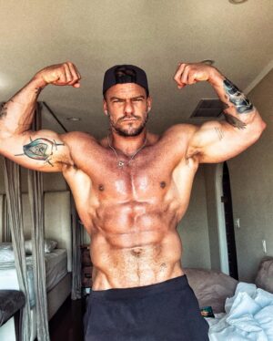 Alan Ritchson Instagram - How is it that it doesn’t matter where you are on the journey, everyone wants to cut that elusive 5 lbs? I’m right there. Doesn’t really help that @catritchson would prefer it if I looked like Homer Simpson. 

Anywho, time to cut the mayonnaise and get that chest vein back boys. Let’s go. (Right after I finish the left over pie in the fridge…)