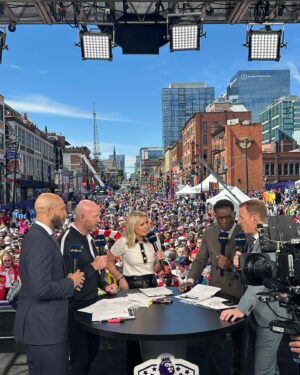 Alan Shearer Instagram - Thank you Nashville for making this the biggest Premier League Mornings Live weekend to date. Great to see so many of you on Broadway. What a crazy brilliant City. 🎸 🎤 🙌 ⚽️ @plinusa #MyPLMornings
