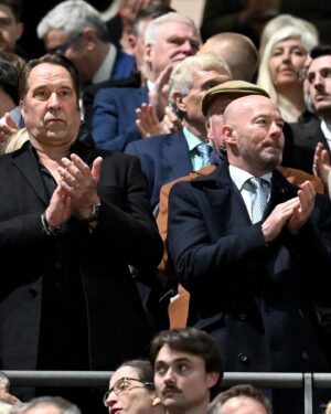 Alan Shearer Instagram - Members of our EURO 96 squad honour the life of Terry Venables at today’s game ❤️
