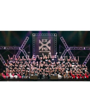 Alan Shirahama Instagram - 【EXPG STUDIO MATSUYAMA FINAL SHOW】
生徒の皆んなと最後のダンスを踊ってきました。

僕が初めて
ダンス、歌、演技を学んだのも
この世界に入るきっかけになった
オーディションを受けたのも
この松山校でした。

EXILEがやってるダンススタジオが
銀天街に出来たと当時、愛媛県民の中で
大きな話題になり
同級生とスクールの前に行っては
こっそり覗いたり、チラシを手にしたり
中はどうなってるんだろうと想像を膨らまし一緒にたりして、
夢に溢れてとても眩しく見えていました。

何の取り柄もなかった僕も
勇気を出して足を踏み入れてからは
毎日レッスンに打ち込み
先生達や仲間と笑い合い、夢を語り、
希望に胸を躍ら今の僕を作り上げてくれたと心から感じます。

ショッピングモールで初めて人前で踊った
銀河鉄道999
あの時は振付を踊れてるのか踊れてないのかも分からないくらい必死でしたが、
この最後のステージでは
生徒皆んなの最高の表情を
見ながら踊る事ができて
とても幸せでした！✨

そして、
僕の歴史と共に選んだ楽曲や
演出を見ていて、
あっ頑張ってきて本当に良かったと
感じました。

ありがとう松山校！！
生徒の皆んなもまたいつかどこかで
一緒に踊ろう！

皆んなの夢が叶いますように...💫

一枚目📸
初めてのショッピングモールでのダンスの日に見に来てくれた弟と

二枚目📸
最後に大きな笑顔の生徒の皆んな

三枚目📸
一緒に汗を流した元松山校の皆と！