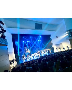 Alan Shirahama Instagram - 【EXPG STUDIO MATSUYAMA FINAL SHOW】
生徒の皆んなと最後のダンスを踊ってきました。

僕が初めて
ダンス、歌、演技を学んだのも
この世界に入るきっかけになった
オーディションを受けたのも
この松山校でした。

EXILEがやってるダンススタジオが
銀天街に出来たと当時、愛媛県民の中で
大きな話題になり
同級生とスクールの前に行っては
こっそり覗いたり、チラシを手にしたり
中はどうなってるんだろうと想像を膨らまし一緒にたりして、
夢に溢れてとても眩しく見えていました。

何の取り柄もなかった僕も
勇気を出して足を踏み入れてからは
毎日レッスンに打ち込み
先生達や仲間と笑い合い、夢を語り、
希望に胸を躍ら今の僕を作り上げてくれたと心から感じます。

ショッピングモールで初めて人前で踊った
銀河鉄道999
あの時は振付を踊れてるのか踊れてないのかも分からないくらい必死でしたが、
この最後のステージでは
生徒皆んなの最高の表情を
見ながら踊る事ができて
とても幸せでした！✨

そして、
僕の歴史と共に選んだ楽曲や
演出を見ていて、
あっ頑張ってきて本当に良かったと
感じました。

ありがとう松山校！！
生徒の皆んなもまたいつかどこかで
一緒に踊ろう！

皆んなの夢が叶いますように...💫

一枚目📸
初めてのショッピングモールでのダンスの日に見に来てくれた弟と

二枚目📸
最後に大きな笑顔の生徒の皆んな

三枚目📸
一緒に汗を流した元松山校の皆と！