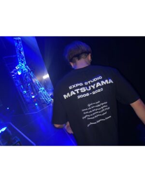 Alan Shirahama Instagram - 【EXPG STUDIO MATSUYAMA FINAL SHOW】
生徒の皆んなと最後のダンスを踊ってきました。

僕が初めて
ダンス、歌、演技を学んだのも
この世界に入るきっかけになった
オーディションを受けたのも
この松山校でした。

EXILEがやってるダンススタジオが
銀天街に出来たと当時、愛媛県民の中で
大きな話題になり
同級生とスクールの前に行っては
こっそり覗いたり、チラシを手にしたり
中はどうなってるんだろうと想像を膨らまし一緒にたりして、
夢に溢れてとても眩しく見えていました。

何の取り柄もなかった僕も
勇気を出して足を踏み入れてからは
毎日レッスンに打ち込み
先生達や仲間と笑い合い、夢を語り、
希望に胸を躍ら今の僕を作り上げてくれたと心から感じます。

ショッピングモールで初めて人前で踊った
銀河鉄道999
あの時は振付を踊れてるのか踊れてないのかも分からないくらい必死でしたが、
この最後のステージでは
生徒皆んなの最高の表情を
見ながら踊る事ができて
とても幸せでした！✨

そして、
僕の歴史と共に選んだ楽曲や
演出を見ていて、
あっ頑張ってきて本当に良かったと
感じました。

ありがとう松山校！！
生徒の皆んなもまたいつかどこかで
一緒に踊ろう！

皆んなの夢が叶いますように...💫

一枚目📸
初めてのショッピングモールでのダンスの日に見に来てくれた弟と

二枚目📸
最後に大きな笑顔の生徒の皆んな

三枚目📸
一緒に汗を流した元松山校の皆と！
