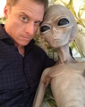 Alan Tudyk Instagram - Tonight! New episode of @residentalien on @syfy new alien species unlocked - new species not featured in photograph :))))))))