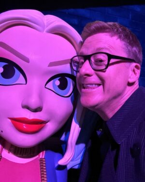Alan Tudyk Instagram - Ran into Harley at FUNKO - got a little too close and she kicked me in the nards #friends