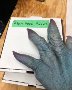 Alan Tudyk Instagram - We come in piece🙏 Resident Alien premiers Tonight on SyFy and USA 9pm/10pm