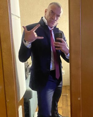 Alan van Sprang Instagram - Rockin the suit and tie look.