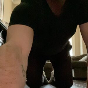Alan van Sprang Instagram - My own take on the push-up challenge, hope everyone is doing all right everywhere and staying in and keeping well!! Take care and be safe. #pushupchallenge #stayhome ❤️❤️