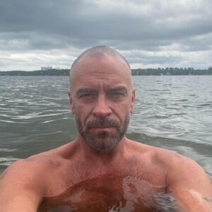 Alan van Sprang Instagram - Recouping after a 630am wrap and a 1pm Covid test.
Sweet lakes.
#actorslife