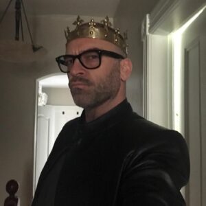 Alan van Sprang Instagram - When in quarantine and talking to fans sometimes you just have to mix up the costumes a bit between a @cw_reign crown a @shadowhunterstv shirt and a @startrekcbs jacket. Ah the fun times we are having now. Stay safe everyone!!
#Reign #KingHenryii #Shadowhunters #Valentine #StarTrekDiscovery #Leland