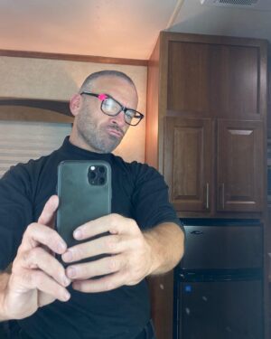 Alan van Sprang Instagram - Sometimes when you’re playing the bad guy and break your glasses, thank goodness for the props master, no matter what sexy color!! Pardon the ducky lips.
