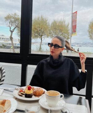Alara Keçeci Instagram - Carb Bomb 🍰🧁