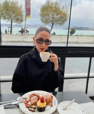 Alara Keçeci Instagram - Carb Bomb 🍰🧁