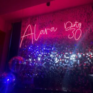 Alara Keçeci Instagram - Dirty Thirty 🪩 🎂  Bu güzel organizasyon için canım babam sana tesekkür ederim 🙏🏻 @bahadir_altintas