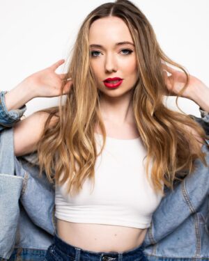 Alaska Leigh Instagram - same but different 💋
☆ ☆ ☆ ☆
📸: @studioaviva 
💋: @kahliaadamsmakeuphair 
☆ hair colour by @chrisweberhair at @vanillaloft ☆