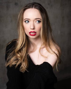Alaska Leigh Instagram - ❔❔❔
•••••••••••••
📸: @studioaviva 
💋: @kahliaadamsmakeuphair
