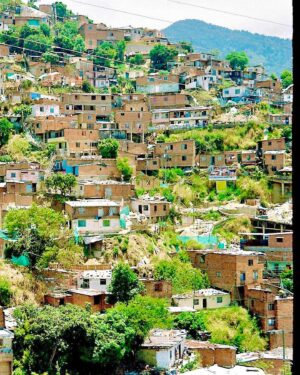 Alba Ribas Instagram - Colombia, mar caribe, el valle del cocora, la comuna13, patacón, muchas heridas y mucha música