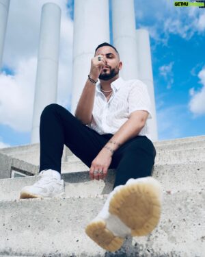 Alban Bartoli Instagram - « J’ai voulu te dire, qu’un jour viendra mon heure, que j’ferai fermer les gueules à tous ces putains de détracteurs » 

- J’AI VOULU TE DIRE - ©️2024

📸 @smartprod.co