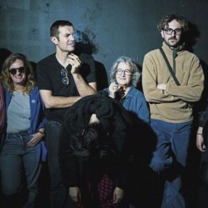 Albano Jerónimo Instagram - Noite de estreia no Teatro São Luiz. Lisboa.
Os Demónios Não Gostam de Ar Fresco

Há outro mundo possível, que está na barriga deste. Este mundo de merda está grávido de outro. 
Somos a verdadeira oposição, a denúncia. 
Lutamos contra os “Oteros”, os “Coelhos”, quais velhos balofos de si, virilidade encadernada em páginas estéreis e com disfunção “não reversível”.
Todos, todes, todxs ou tod@s, que estão na foto acima que agora podem ver ao som de uma música/cola, os que no palco existem, estamos a lançar mais uma semente de humanismo, de veias abertas, com entusiasmo e grávidos de uma possibilidade melhor.
A palavra entusiasmo provém da antiga Grécia e significava ter os deuses dentro.
Temos a responsabilidade, o direito de pensar a engrenagem da máquina social. Refletir e lutar por direitos e dignidades iguais, num mundo que se quer mais livre e plural.
A consciência, a confissão, a dependência que temos uns dos outros, esta quase inconsciência que, no entanto, reflete o verdadeiro significado do amor à vida e do sacrifício.

@teatro_nacional21 

Estreia hoje e fica em cena até dia 14 de Abril.
@teatrosaoluiz