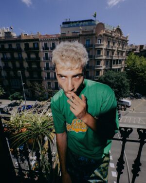 Albert Baró Instagram - 🌆🪴🧐 
Ext. Barcelona / Int. @leentrelineas