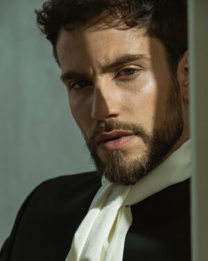 Albert Baró Instagram - @madmenmagazine 🖤 con mi hermano. 

Fotos @bermudezbytheway 
MUAH @junior_cedeno para @diorbeauty 
Estilismo @enolblasco 
Entrevista @la_holloway 
Localización @umusichotelmadrid 
Gracias a @dypcomunicacion 

▫️ “Historias” 24 de mayo en cines.
