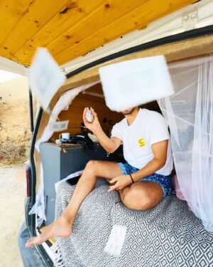 Albert Baró Instagram - Empecé el mes de septiembre en una van, “La niña”. 🚐☀️🌊
