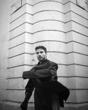 Albert Baró Instagram - @madmenmagazine 🖤 con mi hermano. 

Fotos @bermudezbytheway 
MUAH @junior_cedeno para @diorbeauty 
Estilismo @enolblasco 
Entrevista @la_holloway 
Localización @umusichotelmadrid 
Gracias a @dypcomunicacion 

▫️ “Historias” 24 de mayo en cines.