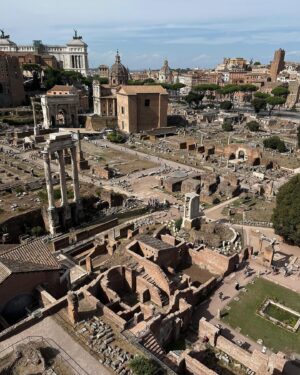 Albert Baró Instagram - Un po’ di Roma.
Amb la meva germana, que en siguin molts més. ⛲️