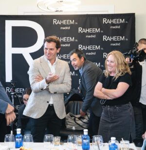 Albert Rivera Instagram - Estoy muy feliz por poder contaros que desde hoy soy socio del capital y presidente del @clubraheem. 

Para alguien como yo, hijo y nieto de pequeños empresarios, defensor de la libertad de empresa y los emprendedores en mi etapa política, y firme creyente de la libertad de comercio y apasionado del talento, poder presidir un club internacional de negocios de referencia en la capital de España es un orgullo y una gran oportunidad para seguir apostando por los valores en los que me crie, en los que me formé y en los que creo. 

Gracias a José Tapias, fundador y CEO del club, por toda la gran labor realizada hasta la fecha, y a todos sus socios por la confianza depositada. Juntos haremos un equipo aún más fuerte. 

Vamos a convertir al club en la casa de todos los empresarios, profesionales y directivos que crean en la calidad, en la innovación, en el esfuerzo, en el talento y en el éxito compartido. 

Para que crezcan nuestros negocios también hay que seguir creciendo como profesionales y como personas, A eso nos vamos a dedicar en los próximos años: ayudaremos a nuestros socios a seguir creciendo en todas sus facetas y a disfrutar del camino. 

#empresas #Madrid #España #negocios #economia