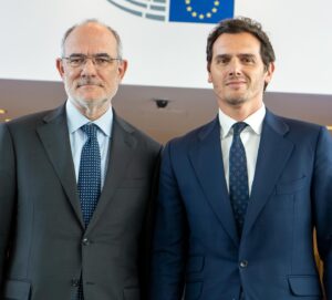 Albert Rivera Instagram - La estancia de tres días en Bruselas del posgrado del @inunivlider se ha convertido ya en una cita ineludible para conocer de primera mano las claves de futuro de la legislación Europea, la estrategia de la OTAN en la guerra de Ucrania o la previsión de inversión en tecnología y defensa de los países Aliados. 

Para tomar decisiones con mayor acierto en el ámbito empresarial e institucional es decisivo conocer las tendencias en la geopolítica mundial. 

Hemos tenido sesiones de trabajo en el Parlamento Europeo, en el Comité de las Regiones, en la Cámara de Comercio Americana y en la OTAN, de la mano de altos representantes de todas estas instituciones, ha sido un auténtico lujo. Gracias a todos los responsables que lo habéis hecho posible. 

#liderazgo #universidad #geopolitica #UE #OTAN #empresa #Bruselas