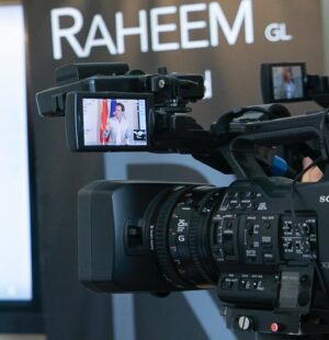 Albert Rivera Instagram - Estoy muy feliz por poder contaros que desde hoy soy socio del capital y presidente del @clubraheem. 

Para alguien como yo, hijo y nieto de pequeños empresarios, defensor de la libertad de empresa y los emprendedores en mi etapa política, y firme creyente de la libertad de comercio y apasionado del talento, poder presidir un club internacional de negocios de referencia en la capital de España es un orgullo y una gran oportunidad para seguir apostando por los valores en los que me crie, en los que me formé y en los que creo. 

Gracias a José Tapias, fundador y CEO del club, por toda la gran labor realizada hasta la fecha, y a todos sus socios por la confianza depositada. Juntos haremos un equipo aún más fuerte. 

Vamos a convertir al club en la casa de todos los empresarios, profesionales y directivos que crean en la calidad, en la innovación, en el esfuerzo, en el talento y en el éxito compartido. 

Para que crezcan nuestros negocios también hay que seguir creciendo como profesionales y como personas, A eso nos vamos a dedicar en los próximos años: ayudaremos a nuestros socios a seguir creciendo en todas sus facetas y a disfrutar del camino. 

#empresas #Madrid #España #negocios #economia