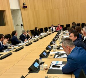 Albert Rivera Instagram - La estancia de tres días en Bruselas del posgrado del @inunivlider se ha convertido ya en una cita ineludible para conocer de primera mano las claves de futuro de la legislación Europea, la estrategia de la OTAN en la guerra de Ucrania o la previsión de inversión en tecnología y defensa de los países Aliados. 

Para tomar decisiones con mayor acierto en el ámbito empresarial e institucional es decisivo conocer las tendencias en la geopolítica mundial. 

Hemos tenido sesiones de trabajo en el Parlamento Europeo, en el Comité de las Regiones, en la Cámara de Comercio Americana y en la OTAN, de la mano de altos representantes de todas estas instituciones, ha sido un auténtico lujo. Gracias a todos los responsables que lo habéis hecho posible. 

#liderazgo #universidad #geopolitica #UE #OTAN #empresa #Bruselas