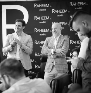 Albert Rivera Instagram - Estoy muy feliz por poder contaros que desde hoy soy socio del capital y presidente del @clubraheem. 

Para alguien como yo, hijo y nieto de pequeños empresarios, defensor de la libertad de empresa y los emprendedores en mi etapa política, y firme creyente de la libertad de comercio y apasionado del talento, poder presidir un club internacional de negocios de referencia en la capital de España es un orgullo y una gran oportunidad para seguir apostando por los valores en los que me crie, en los que me formé y en los que creo. 

Gracias a José Tapias, fundador y CEO del club, por toda la gran labor realizada hasta la fecha, y a todos sus socios por la confianza depositada. Juntos haremos un equipo aún más fuerte. 

Vamos a convertir al club en la casa de todos los empresarios, profesionales y directivos que crean en la calidad, en la innovación, en el esfuerzo, en el talento y en el éxito compartido. 

Para que crezcan nuestros negocios también hay que seguir creciendo como profesionales y como personas, A eso nos vamos a dedicar en los próximos años: ayudaremos a nuestros socios a seguir creciendo en todas sus facetas y a disfrutar del camino. 

#empresas #Madrid #España #negocios #economia