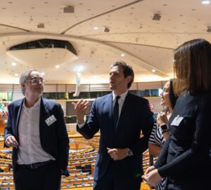 Albert Rivera Instagram - La estancia de tres días en Bruselas del posgrado del @inunivlider se ha convertido ya en una cita ineludible para conocer de primera mano las claves de futuro de la legislación Europea, la estrategia de la OTAN en la guerra de Ucrania o la previsión de inversión en tecnología y defensa de los países Aliados. 

Para tomar decisiones con mayor acierto en el ámbito empresarial e institucional es decisivo conocer las tendencias en la geopolítica mundial. 

Hemos tenido sesiones de trabajo en el Parlamento Europeo, en el Comité de las Regiones, en la Cámara de Comercio Americana y en la OTAN, de la mano de altos representantes de todas estas instituciones, ha sido un auténtico lujo. Gracias a todos los responsables que lo habéis hecho posible. 

#liderazgo #universidad #geopolitica #UE #OTAN #empresa #Bruselas