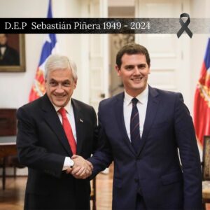 Albert Rivera Instagram - Descansa en paz, presidente Piñera, amigo Sebastián. 🤍🇨🇱 

Ayer me quedé en shock cuando conocí la trágica noticia de la muerte en accidente aéreo de Sebastián Piñera, ex presidente de Chile y amigo. 

Era un hombre carismático, buena gente y audaz, y logró gobernar en dos etapas distintas un país hermano como Chile.

Siempre me trató con mucho cariño y respeto, conocía la política española al detalle. 

Uno de mis mejores recuerdos de mi etapa política y de mis viajes por América Latina fue precisamente la visita y la reunión que tuve en 2018 con Sebastián en el histórico Palacio de la Moneda, sede presidencial situada en el centro de la capital, Santiago de Chile. 

Él mismo, con su cercanía habitual, me quiso mostrar los mejores rincones del palacio, e incluso me enseñó el lugar donde se quitó la vida Salvador Allende durante el asalto de los golpistas a La Moneda en 1973, nunca lo olvidaré. 

Los chilenos y todos los amigos de Chile hemos perdido a un gran servidor público que tenía pasión por su país. Quiero trasladar mi pésame a su familia, amigos y compañeros. 

Gracias por tu servicio y amistad, hasta siempre.