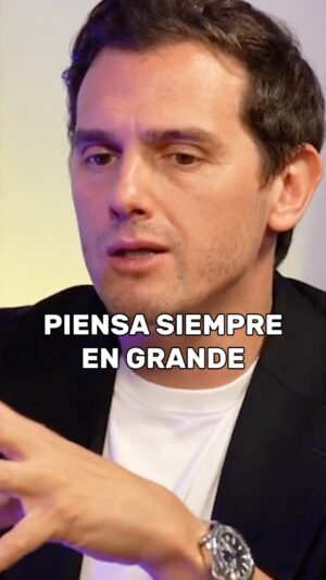 Albert Rivera Instagram - El miedo no nos puede paralizar. 

Si piensas en pequeño, siempre serás pequeño. 

En cambio, si piensas en grande, puede que llegues a ser grande.

Por tanto, ante ambas decisiones, no cabe duda: piensa en grande, siempre.

Hay que ser prudente, no cobarde. 

Hay que ser valiente, no temerario. 

#Valores #liderazgo #emprendimiento