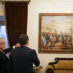 Albert Rivera Instagram - Descansa en paz, presidente Piñera, amigo Sebastián. 🤍🇨🇱 

Ayer me quedé en shock cuando conocí la trágica noticia de la muerte en accidente aéreo de Sebastián Piñera, ex presidente de Chile y amigo. 

Era un hombre carismático, buena gente y audaz, y logró gobernar en dos etapas distintas un país hermano como Chile.

Siempre me trató con mucho cariño y respeto, conocía la política española al detalle. 

Uno de mis mejores recuerdos de mi etapa política y de mis viajes por América Latina fue precisamente la visita y la reunión que tuve en 2018 con Sebastián en el histórico Palacio de la Moneda, sede presidencial situada en el centro de la capital, Santiago de Chile. 

Él mismo, con su cercanía habitual, me quiso mostrar los mejores rincones del palacio, e incluso me enseñó el lugar donde se quitó la vida Salvador Allende durante el asalto de los golpistas a La Moneda en 1973, nunca lo olvidaré. 

Los chilenos y todos los amigos de Chile hemos perdido a un gran servidor público que tenía pasión por su país. Quiero trasladar mi pésame a su familia, amigos y compañeros. 

Gracias por tu servicio y amistad, hasta siempre.