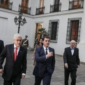 Albert Rivera Instagram - Descansa en paz, presidente Piñera, amigo Sebastián. 🤍🇨🇱 

Ayer me quedé en shock cuando conocí la trágica noticia de la muerte en accidente aéreo de Sebastián Piñera, ex presidente de Chile y amigo. 

Era un hombre carismático, buena gente y audaz, y logró gobernar en dos etapas distintas un país hermano como Chile.

Siempre me trató con mucho cariño y respeto, conocía la política española al detalle. 

Uno de mis mejores recuerdos de mi etapa política y de mis viajes por América Latina fue precisamente la visita y la reunión que tuve en 2018 con Sebastián en el histórico Palacio de la Moneda, sede presidencial situada en el centro de la capital, Santiago de Chile. 

Él mismo, con su cercanía habitual, me quiso mostrar los mejores rincones del palacio, e incluso me enseñó el lugar donde se quitó la vida Salvador Allende durante el asalto de los golpistas a La Moneda en 1973, nunca lo olvidaré. 

Los chilenos y todos los amigos de Chile hemos perdido a un gran servidor público que tenía pasión por su país. Quiero trasladar mi pésame a su familia, amigos y compañeros. 

Gracias por tu servicio y amistad, hasta siempre.