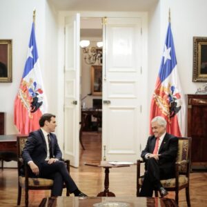 Albert Rivera Instagram - Descansa en paz, presidente Piñera, amigo Sebastián. 🤍🇨🇱 

Ayer me quedé en shock cuando conocí la trágica noticia de la muerte en accidente aéreo de Sebastián Piñera, ex presidente de Chile y amigo. 

Era un hombre carismático, buena gente y audaz, y logró gobernar en dos etapas distintas un país hermano como Chile.

Siempre me trató con mucho cariño y respeto, conocía la política española al detalle. 

Uno de mis mejores recuerdos de mi etapa política y de mis viajes por América Latina fue precisamente la visita y la reunión que tuve en 2018 con Sebastián en el histórico Palacio de la Moneda, sede presidencial situada en el centro de la capital, Santiago de Chile. 

Él mismo, con su cercanía habitual, me quiso mostrar los mejores rincones del palacio, e incluso me enseñó el lugar donde se quitó la vida Salvador Allende durante el asalto de los golpistas a La Moneda en 1973, nunca lo olvidaré. 

Los chilenos y todos los amigos de Chile hemos perdido a un gran servidor público que tenía pasión por su país. Quiero trasladar mi pésame a su familia, amigos y compañeros. 

Gracias por tu servicio y amistad, hasta siempre.