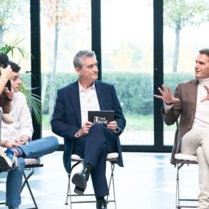 Albert Rivera Instagram - Fue una experiencia única con personas únicas. GRACIAS a los 30 maravillosos entrevistadores y a sus familias por haberme permitido el lujo de aprender a vuestro lado. Aunque el TEA os limite en  algunas habilidades, sin duda habéis demostrado que tenéis otras mejor que los demás. Sois una lección de vida. 
Aquí os dejo algunas de los mejores instantes del making of del programa @100x100unicos . 

#autismo 
#television