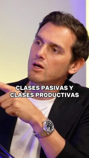Albert Rivera Instagram - ¿Gobernar pensando en los votos o pensar en el futuro de España? 

No se puede gobernar ni legislar con la vista puesta únicamente en las siguientes elecciones. 

Cuando esto sucede, se compran voluntades a corto plazo, a cambio de votos, pero se olvida el crecimiento de las clases productivas, aquellas que sostienen nuestro país a largo plazo.

Nos estamos olvidando de aquellos que emprenden, de aquellos que crean empleo, de aquellos que representan el motor de la España productiva.
 
De todos aquellos valientes que apuestan por si mismos y su negocio. 

Porque sí, hoy en día, emprender es de valientes. 

Esta clase productiva debería tenerlo más fácil en España, no llenarles el camino de obstáculos en forma de impuestos y cotizaciones sociales tan altas. 

Porque solo si les dejamos innovar y trabajar, les ayudaremos a crecer y podrán sostener nuestro país a largo plazo. 

#empresas #emprendimiento #impuestos #cotizaciones #pensiones #empleo