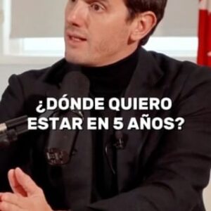 Albert Rivera Instagram - ¿Dónde quiero estar en 5 años? 

En un mundo tan rápido como en el que vivimos, lo más fácil es dejarse llevar por lo inmediato. Sin embargo, los verdaderos líderes son capaces de abstraerse de ese corto plazo que a veces es lo único que podemos ver, y leer las tendencias globales y sectoriales con luces largas para poder adelantarse en la toma de decisiones. 

No es dónde estamos hoy, sino donde queremos estar en 5 años. Eso es visión estratégica.

El líder está vigilando el corto plazo con un ojo, pero con el otro, no pierde nunca de vista el largo plazo.

#liderazgo #empres #estrategia #aladetres