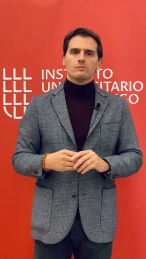 Albert Rivera Instagram - En estos tiempos de cambio e incertidumbre, necesitamos más que nunca seguir formándonos como líderes, entre otras cosas para: 

Tener mayor visión estratégica.

Saber gestionar equipos y talento. 

Manejar los éxitos y los fracasos.

Tener capacidad de escucha para tomar las mejores decisiones.

Saber comunicar nuestras ideas y nuestros proyectos con impacto.

Tener la habilidad de inspirar a nuestros equipos y a la propia sociedad para lograr los propósitos colectivos. 

En el Instituto Universitario de Liderazgo del Centro Enseñanza Superior Cardenal Cisneros acabamos de abrir matrículas ya de la tercera edición para formar a profesionales tanto de las instituciones públicas como de las empresa, para que sigan creciendo en las habilidades necesarias para ejercer esos nuevos liderazgos. 

Ex ministros, ex presidentes, presidentes de multinacionales, CEOs, directores de RRHH, periodistas, consultores y economistas de primer nivel nacional e internacional os contarán casos vividos y experiencias únicas en primera persona para que podáis seguir creciendo desde el punto de vista profesional y humano. 

Si te apetece vivir esta experiencia excepcional, únete a nosotros. 

¡Te espero en Febrero!