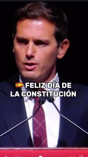 Albert Rivera Instagram - En un día como hoy, es bueno recordar la frase de John F. Kennedy:

“No pienses qué puede hacer tu país por ti. Piensa qué puedes hacer tú por tú país”.

No nos sintamos ajenos a España. Somos muchos los españoles que cada día trabajamos, pagamos nuestros impuestos y cumplimos la ley. 

Afortunadamente, España es mucho más que un presidente, un ministro o un prófugo de la Justicia. 

Nuestra nación es mucho más que todo aquello que estamos viendo recientemente en las noticias. Tardaremos tiempo, pero sin duda sobreviviremos y superaremos esta etapa. 

No dejemos que nos coman la moral.

¡Feliz día de la Constitución Española! 🇪🇸