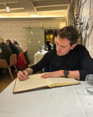 Albert Rivera Instagram - A veces viajamos miles de kilómetros en busca del paraíso lejos de nuestra tierra… pero somos afortunados, porque tenemos paraísos cercanos-algunos más conocidos y otros menos- donde se juntan la naturaleza, la historia, la gastronomía, el vino y la buena gente.

#RiberaSacra #Lugo #Galicia #España #sinfiltros