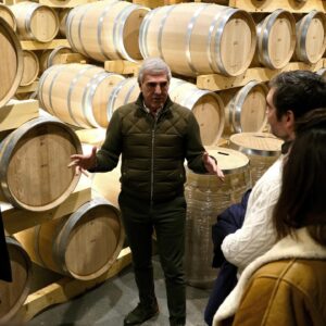 Albert Rivera Instagram - Pasar un fin de semana con buenos amigos es maravilloso, y hacerlo en la Ribera del Duero es una bendición. Pero si además, @josemoroes es tu anfitrión, es un auténtico lujo, una experiencia única.

Nadie como él conoce la evolución del vino español, no hay mejor embajador, y sinceramente, nunca he escuchado a nadie que hable con tanto conocimiento y a la vez con tanta pasión y amor sobre el vino y su cultura. 

Gracias José y a toda tu gente de @cepa21bodegas por vuestra amabilidad y generosidad, y 
enhorabuena por estar enamorado de lo que llevas haciendo más de 30 años con uno de los mejores proyectos vinícolas de España. Después de estos días sabemos un poco más de vino y amamos un poco más nuestros Ribera del Duero, sin duda, uno de los mejores vinos tintos del mundo. 

¡Nos vemos pronto, amigo! 

#España #Riberadelduero #vino #CastillayLeon #Peñafiel #Valladolid #bodegas