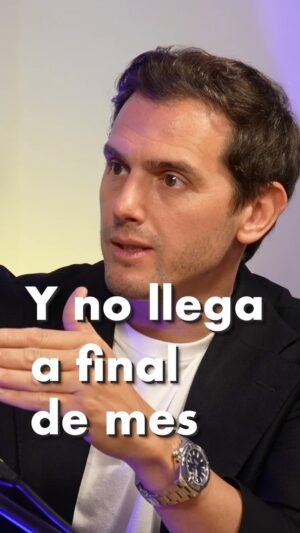 Albert Rivera Instagram - ¡Ya está aquí! Una conversación histórica con @albertriveradiaz 

👉🏻El podcast recién salido del horno ya disponible en YouTube.👈🏻

⚠️En esta profunda charla, Albert Rivera, el empresario de éxito y ex político nos desvela sus trucos, enseñanzas y secretos.

🚀Nos lleva en un viaje emocionante a través de su carrera  y comparte su visión del emprendimiento, el mundo empresarial en España y el futuro. ¿Cómo toma sus decisiones? ¿Qué piensa del propósito del gobierno y del bienestar en el país? ¿Cómo gestiona la presión y el estrés? ¿Cómo sería su sistema educativo ideal? ¿Cómo conecta con personas de poder? 

👉🏻Estas son solo algunas de las preguntas que abordaremos. Abróchate el cinturón y prepárate para un viaje lleno de suspenso, emoción y revelaciones. 

¡Enlace en mi biografía! 

Nos vemos dentro 🫡