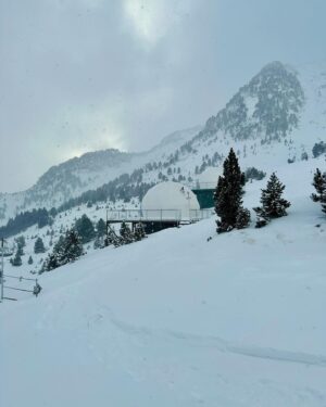 Albert Rivera Instagram - Cargar las pilas en plena montaña ha sido una buena manera de pasar los primeros días de este apasionante año nuevo ❄️. 

P.D: Enhorabuena @antoniogerico y a todo el equipo, por vuestro bonito y exitoso proyecto en vuestra tierra de Aragón. 

#Pirineos #nieve #montaña #Formigal #Aragon