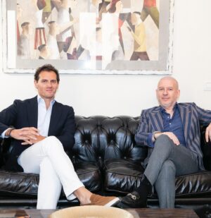 Albert Rivera Instagram - Estoy muy feliz por poder contaros que desde hoy soy socio del capital y presidente del @clubraheem. 

Para alguien como yo, hijo y nieto de pequeños empresarios, defensor de la libertad de empresa y los emprendedores en mi etapa política, y firme creyente de la libertad de comercio y apasionado del talento, poder presidir un club internacional de negocios de referencia en la capital de España es un orgullo y una gran oportunidad para seguir apostando por los valores en los que me crie, en los que me formé y en los que creo. 

Gracias a José Tapias, fundador y CEO del club, por toda la gran labor realizada hasta la fecha, y a todos sus socios por la confianza depositada. Juntos haremos un equipo aún más fuerte. 

Vamos a convertir al club en la casa de todos los empresarios, profesionales y directivos que crean en la calidad, en la innovación, en el esfuerzo, en el talento y en el éxito compartido. 

Para que crezcan nuestros negocios también hay que seguir creciendo como profesionales y como personas, A eso nos vamos a dedicar en los próximos años: ayudaremos a nuestros socios a seguir creciendo en todas sus facetas y a disfrutar del camino. 

#empresas #Madrid #España #negocios #economia